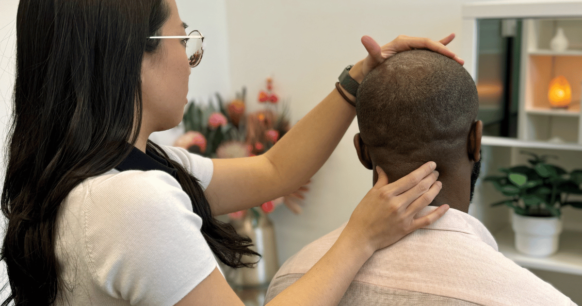 Physio Battersea looking at the neck pain and back pain of a client at Battersea Chelsea Chiropractic & Physiotherapy Clinic